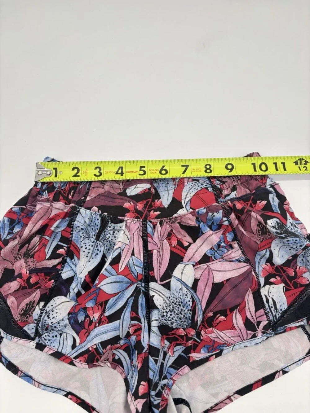 Lululemon Hotty Hot Shorts Lush Lillies 2.5” Womens Size 2